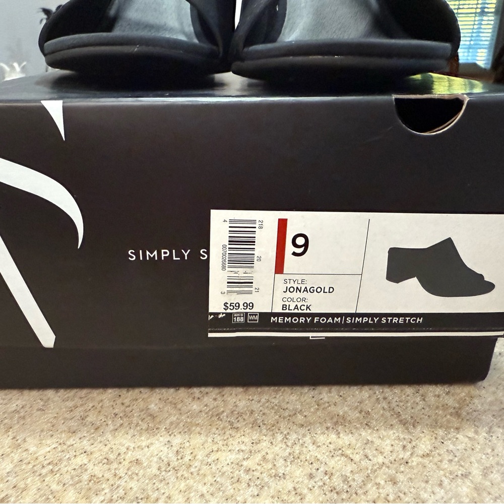 Vera Wang Black Peep-Toe Heeled Shoes - Picture 5 of 7